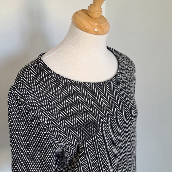 W5 | Back & white triangle striped crew neck cropped sleeve shirt frayed edges - Picture 3 of 11